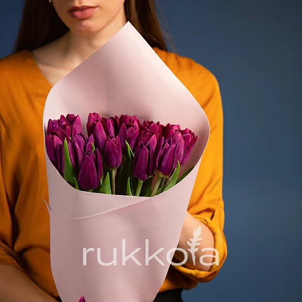 25 фиолетовых тюльпанов
