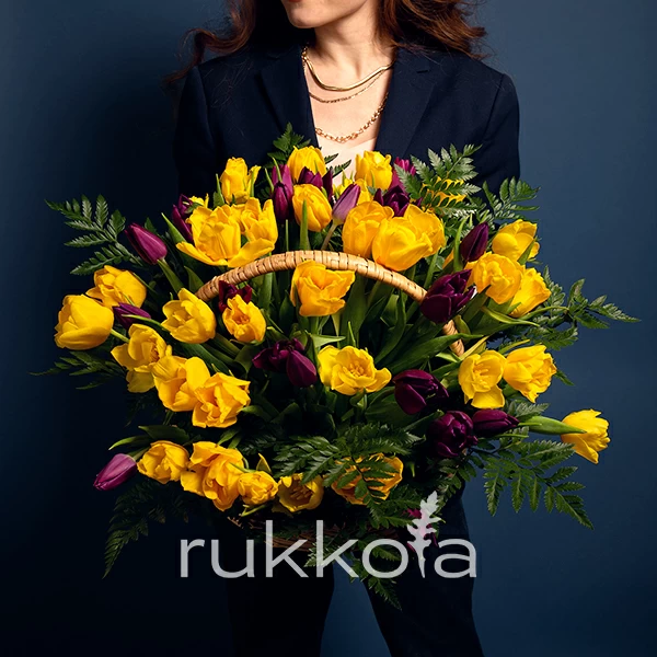 51 желтый и фиолетовый тюльпан в корзинке