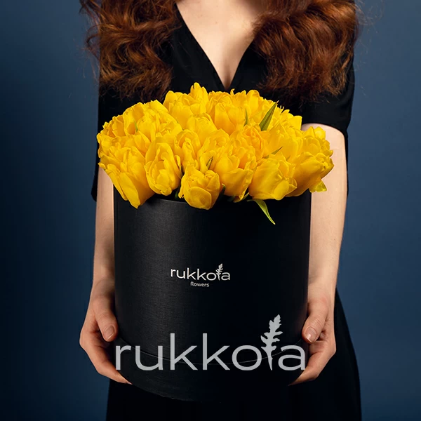 51 желтый тюльпан в коробке