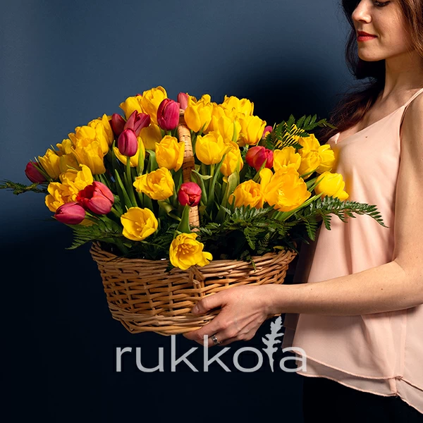 51 желто-красный тюльпан в корзине