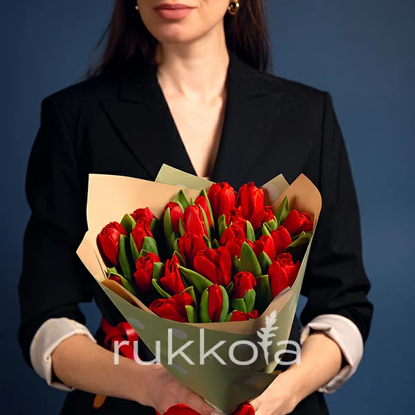 25 красных тюльпанов