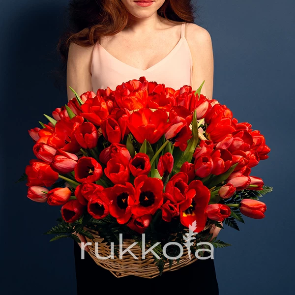 101 красный тюльпан в корзинке
