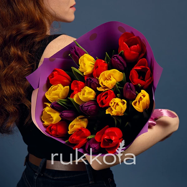 25 разноцветных тюльпанов