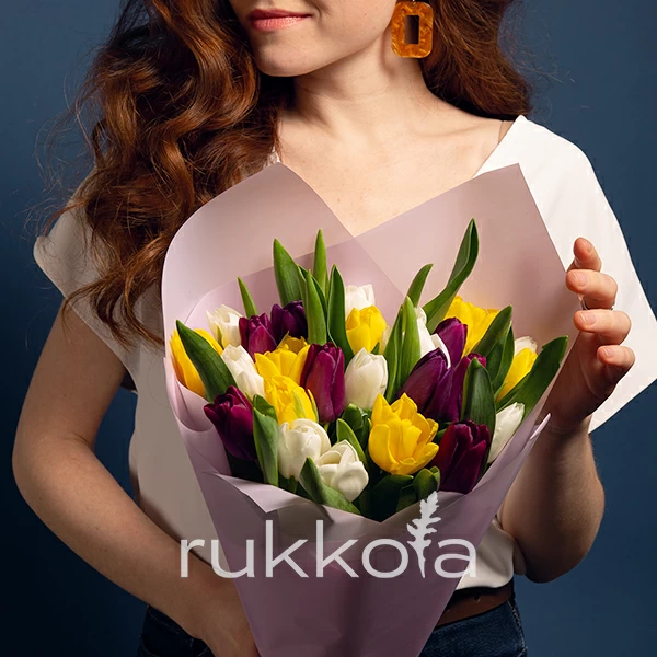 25 белых, желтых и фиолетовых тюльпанов