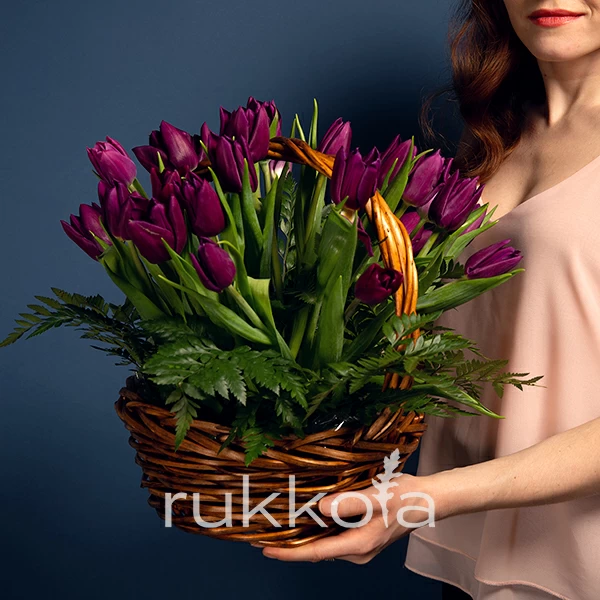 25 фиолетовых тюльпанов в корзинке